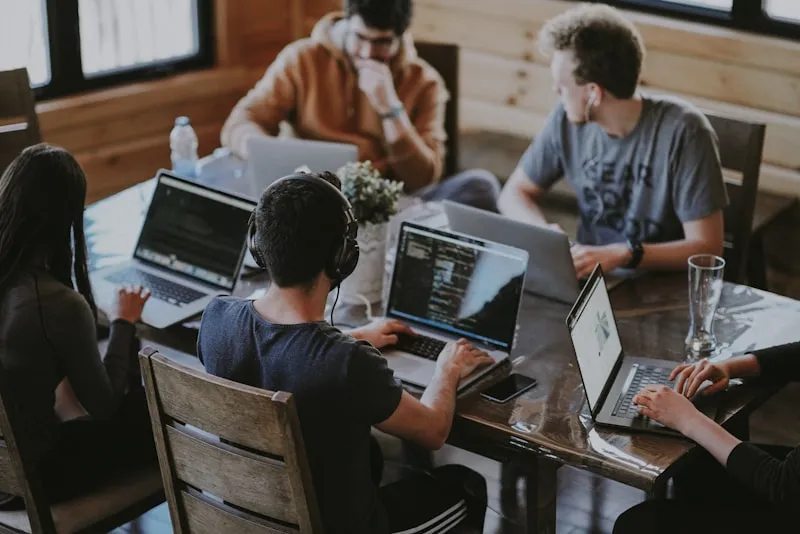 Equipe de tecnologia colaborando em projeto